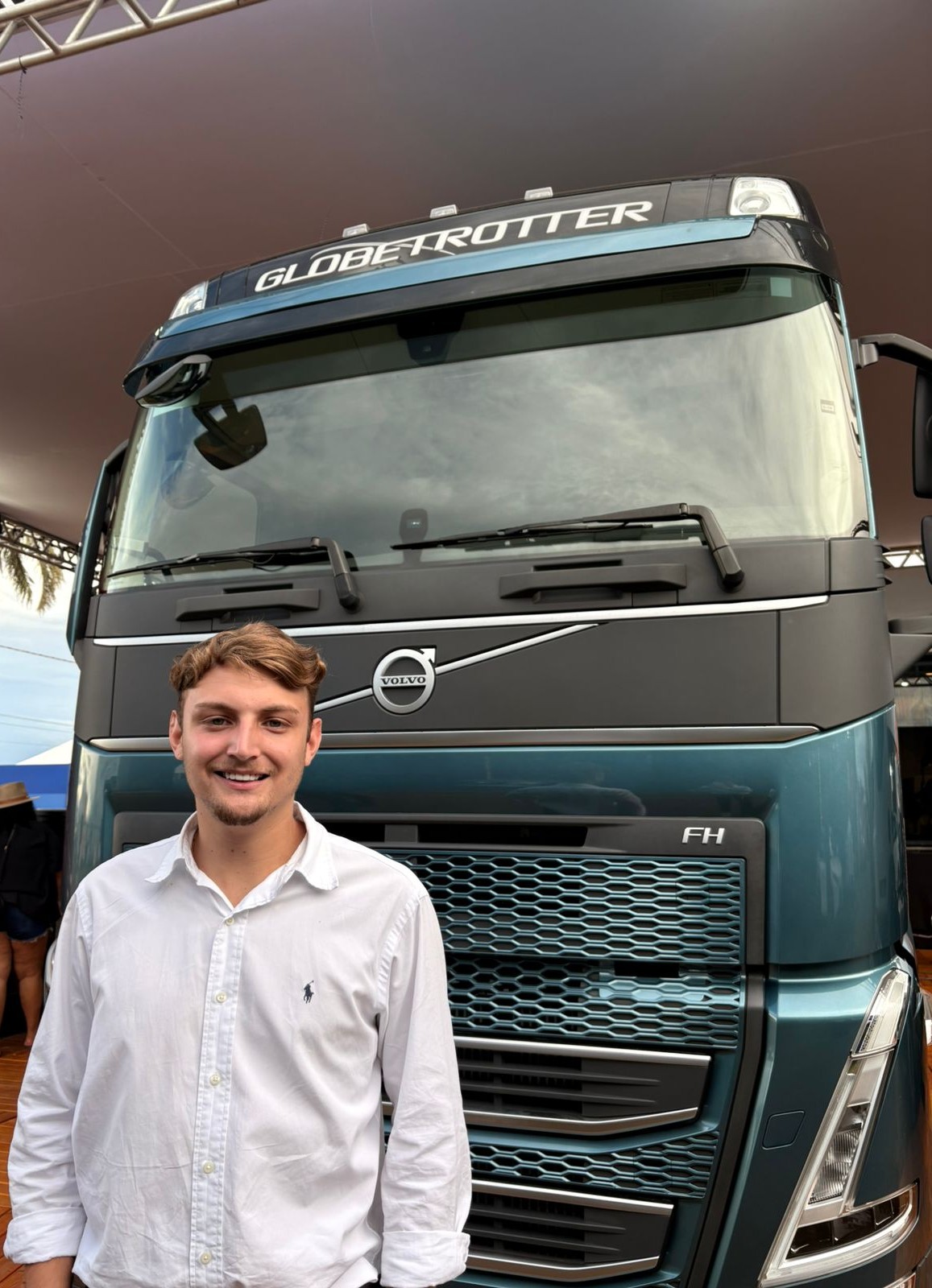 Fundador da Eixo Digital na frente de caminhão Volvo Globetrotter
